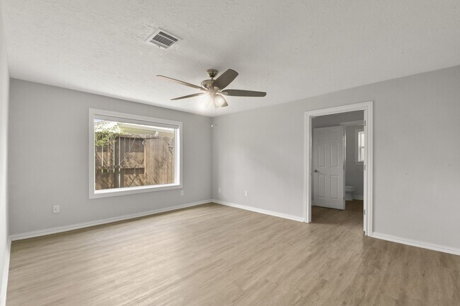 Building Photo - 15710 Creekhaven Dr