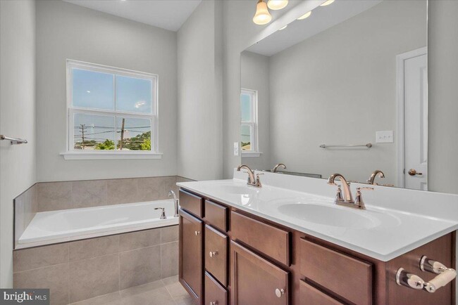 Building Photo - 40 Hamilton Ct