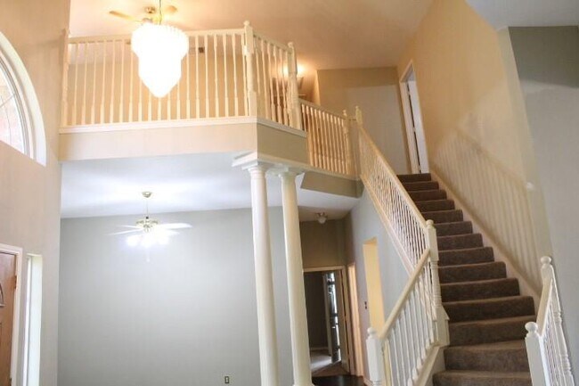 Building Photo - 1013 Stone Gate Dr