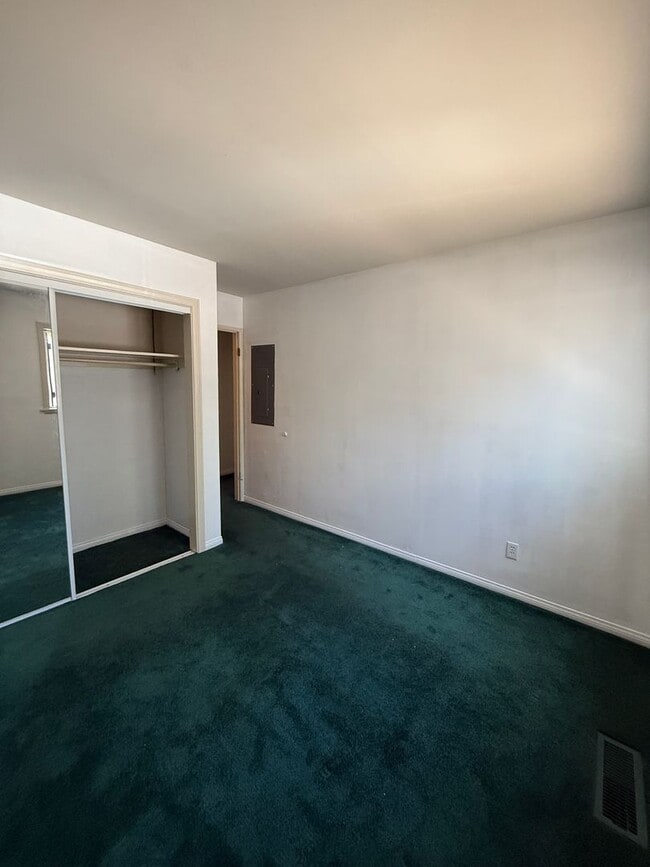 Building Photo - 3 Bed, 2 Bath Townhome with Vaulted Ceilings & Private Balcony