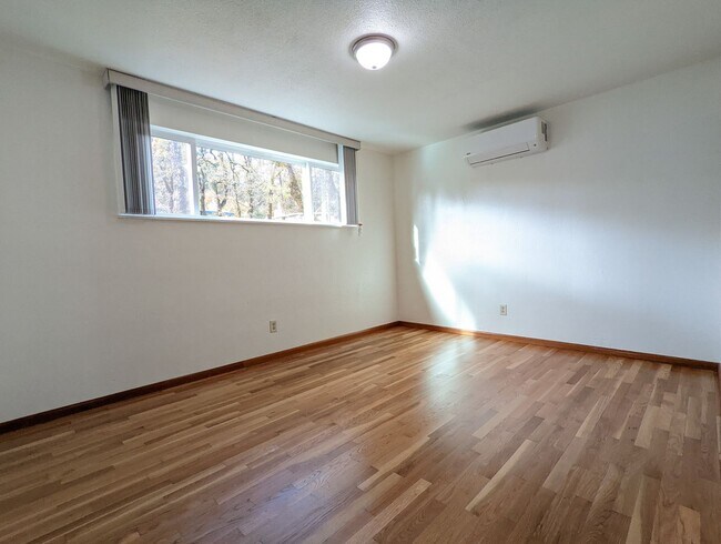 Building Photo - Great 3-Bedroom, 1.5-Bath Home In South Eugene!