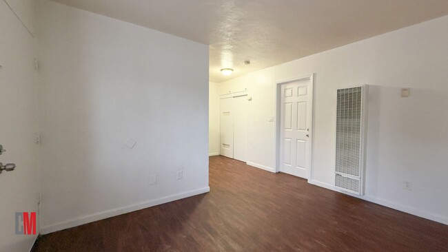 Interior Photo - 1704-1712 B Avenue