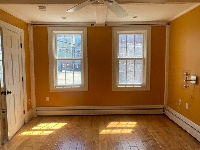 Building Photo - 10 Salem St Ave