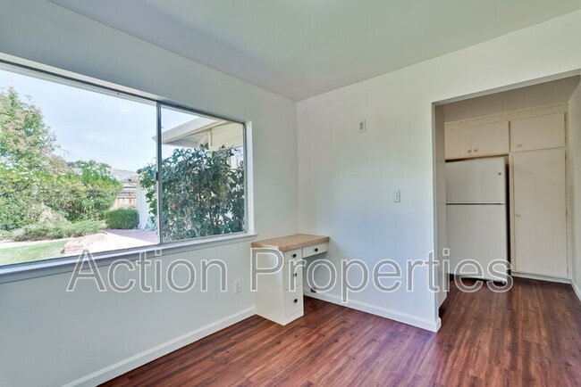 Building Photo - 306 N Clark Ave