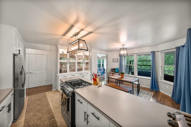 Building Photo - Charming Palmer Home!