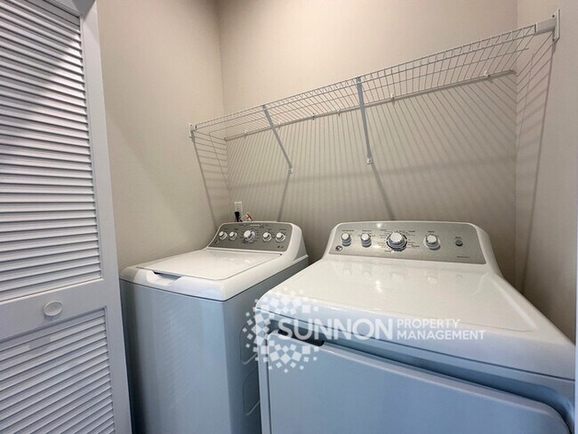 Building Photo - Spacious 3-Bedroom Townhome in a Prime Location