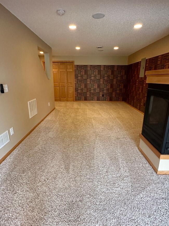 Building Photo - Spacious Single Family Home, Fireplace, 3....