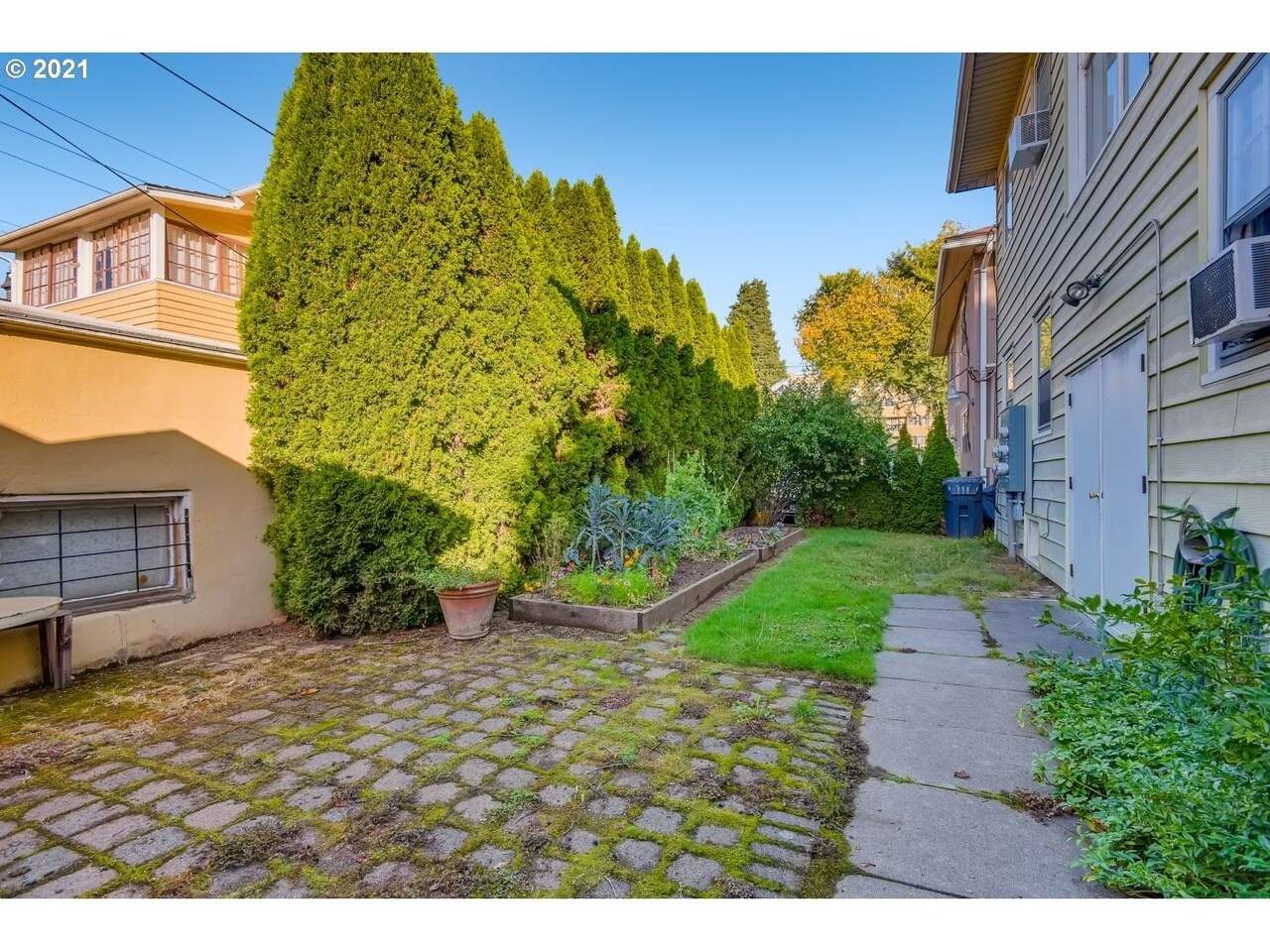 Building Photo - 1223 NE Schuyler St