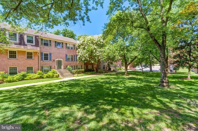 Building Photo - 6012 Westchester Park Dr