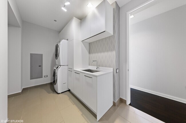 Building Photo - 4 E Elm St