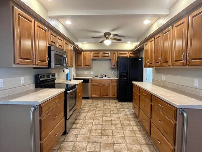 Building Photo - Charming 3 Bed 1.5 Bath!