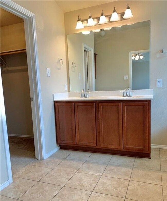 Building Photo - CUTE 4-bedroom 2-bathroom house HOUSING ACCEPTED!