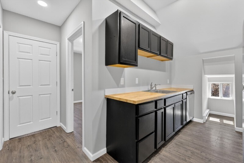 Building Photo - 158 Cliff St