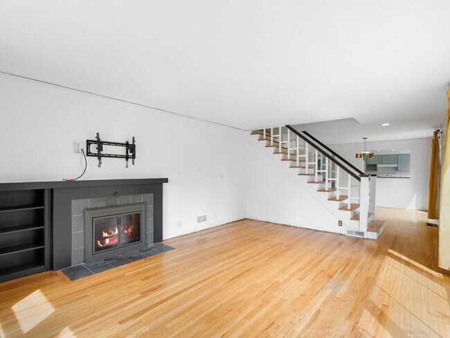 Building Photo - Sprawling 6 bed / 3.5 bath Home in Hillsda...