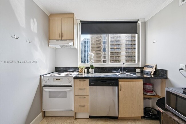 Building Photo - 2951 S Bayshore Dr
