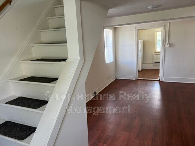 Building Photo - 127 S Cherry St