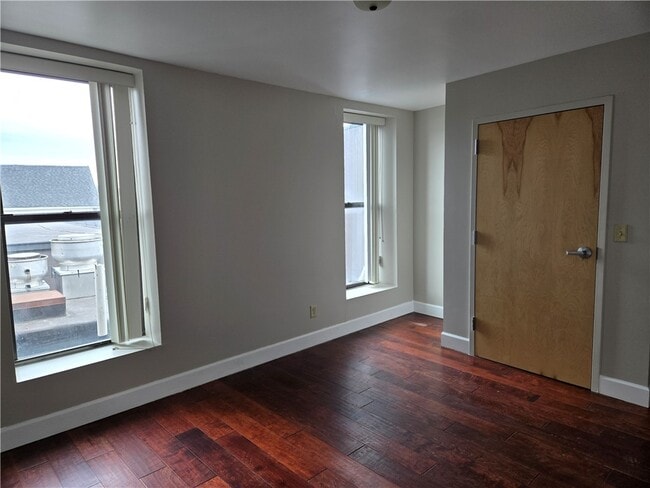 Building Photo - 320 East Ave