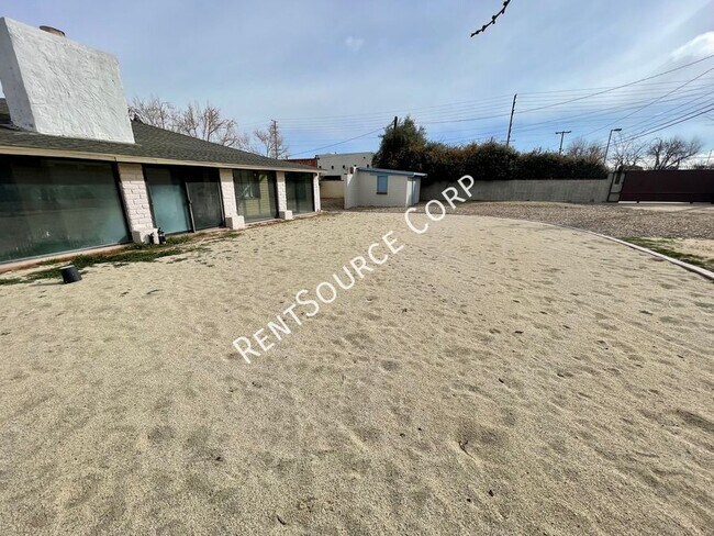 Building Photo - 1022 W Lancaster Blvd