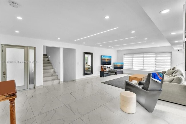 Building Photo - 9257 Bay Dr