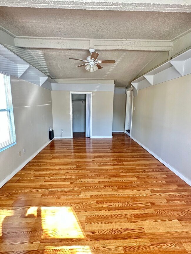 Building Photo - NOW AVAILABLE - 3 Bedroom Home + Fenced Ba...