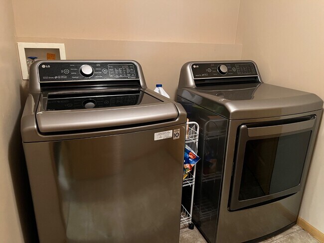 Building Photo - 2191 Painted Cliff Dr