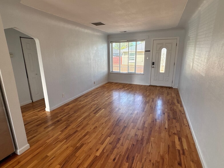 Building Photo - 740 Hazel Ct