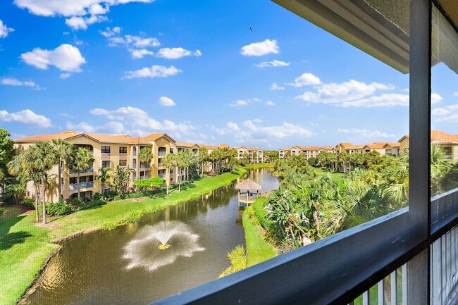 Building Photo - 700 Uno Lago Dr