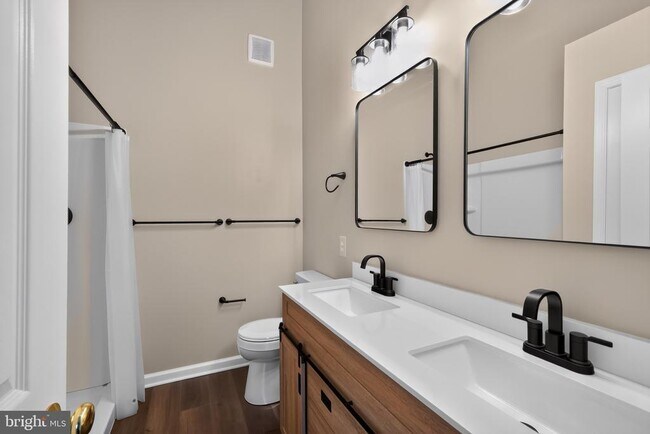 Building Photo - 2434 Sandwich Ct
