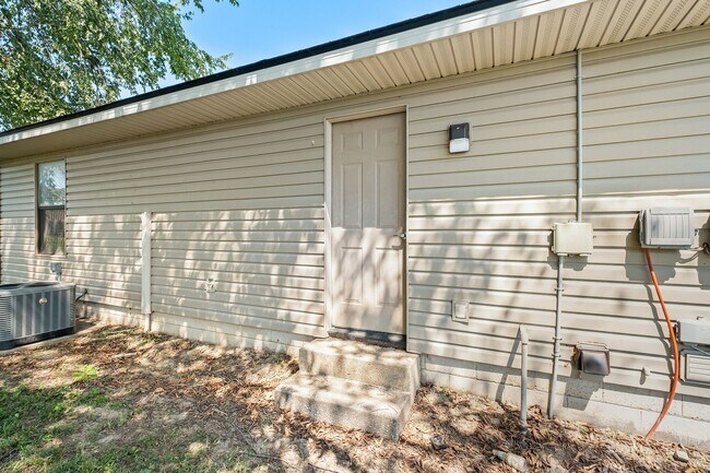 Building Photo - Cozy 2 Bedroom Duplex with Fireplace & Spacious Backyard!