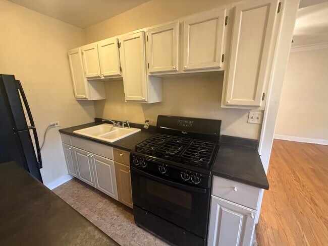 Building Photo - 18 E Northwest Hwy