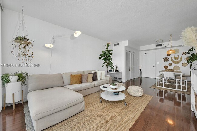 Building Photo - 7501 E Treasure Dr