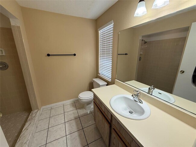 Building Photo - 525 Lakeview Dr