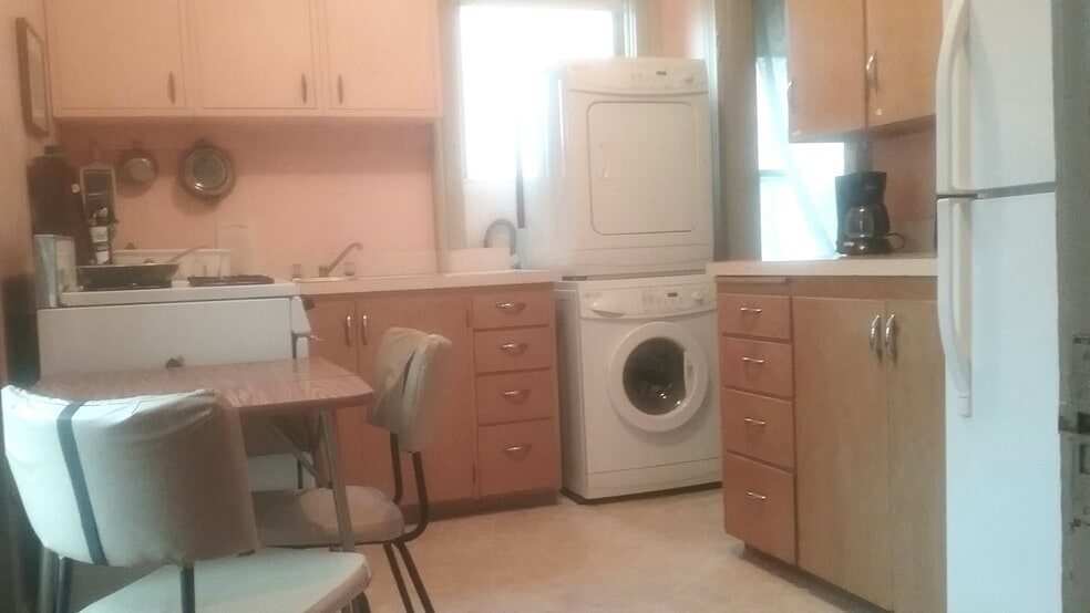 kitchen with all appliances - 109 S Johnson St