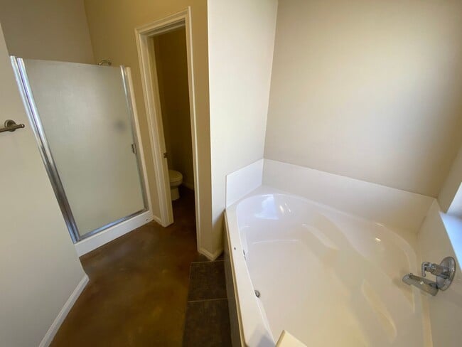 Building Photo - Duplex *LEASING SPECIAL AVAILABLE*