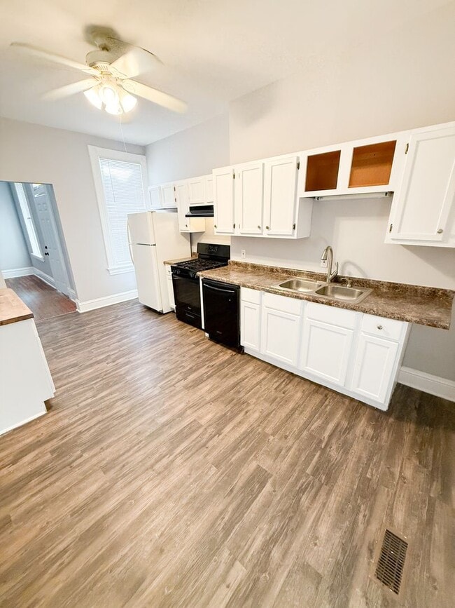 Building Photo - Spacious 3 bedroom 1 bathroom home!!