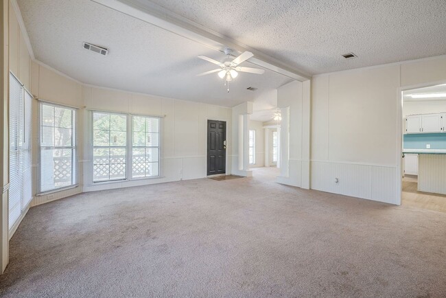 Building Photo - Spacious 3 Bed 2 Bath Home on Large Lot - NO HOA!