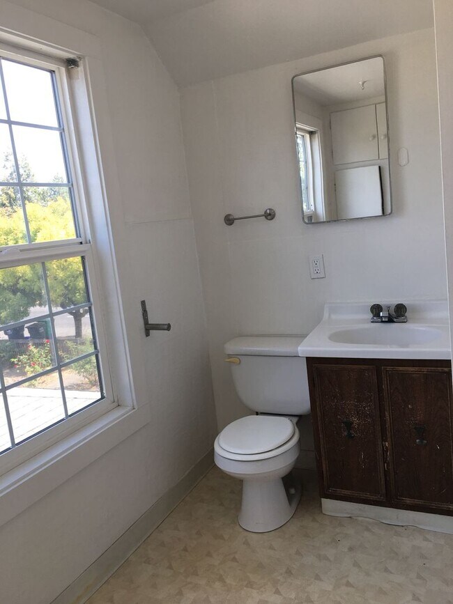 Building Photo - Spacious Campus House ~ 5 bedroom, 2 bath