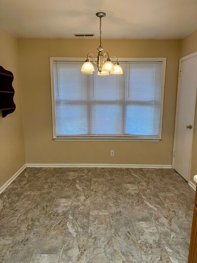 Building Photo - Charming 3-Bedroom Townhouse for Rent