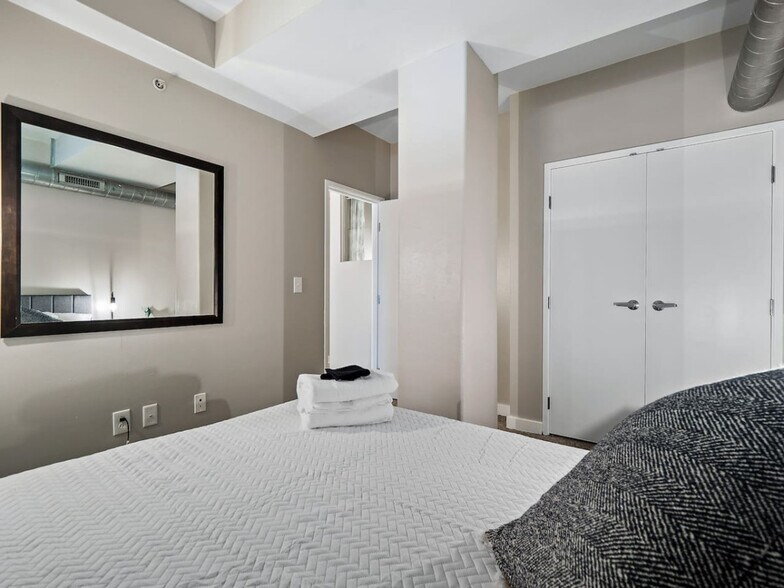 Building Photo - 1211 W 9th St