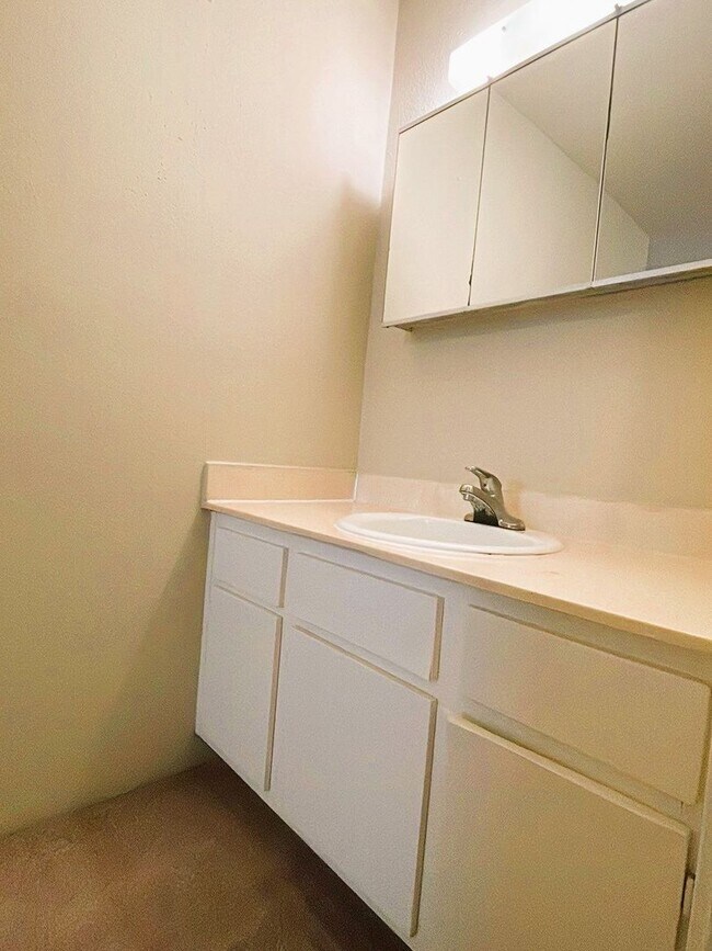 Building Photo - 7200 Clarewood Dr