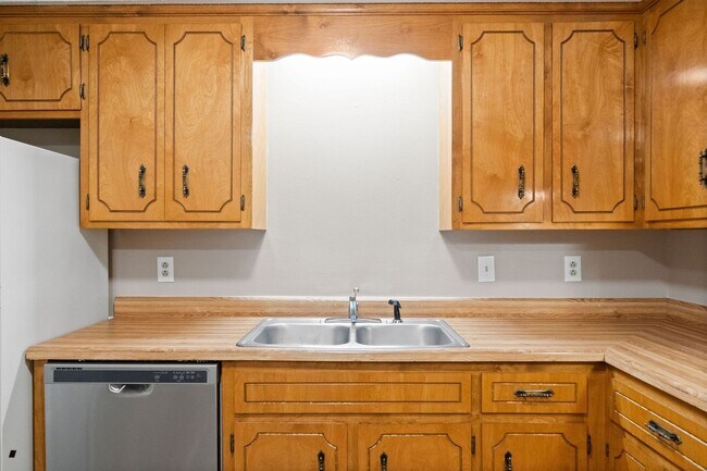 Building Photo - 405 Cook Dr