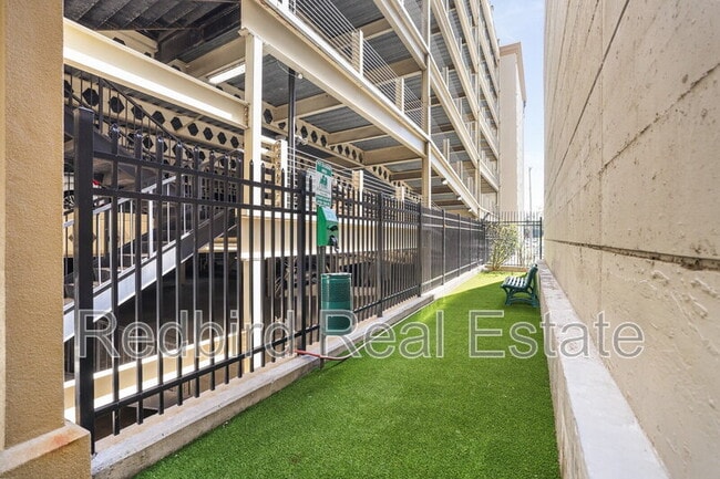 Building Photo - 1803 Broadway