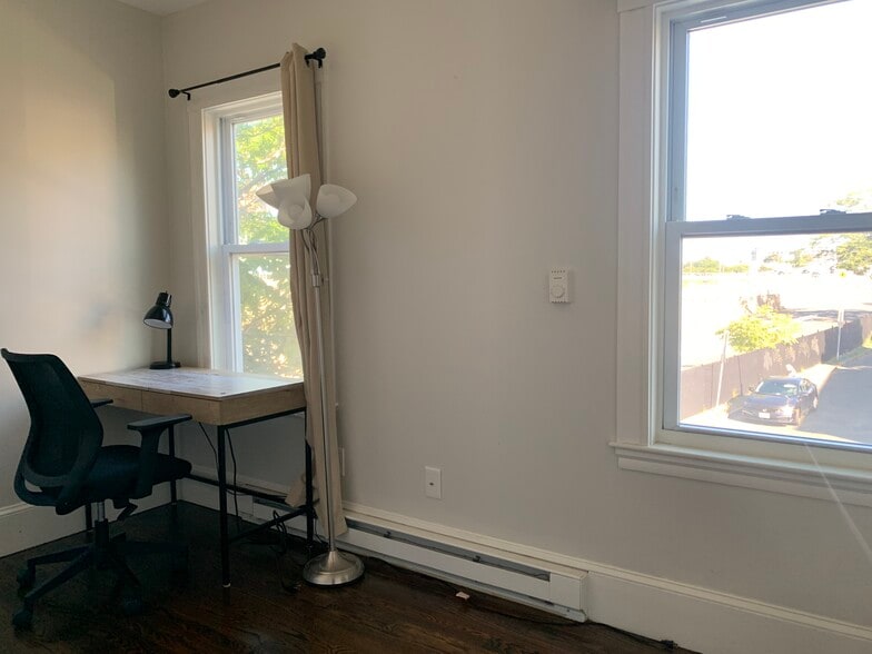 Bonus room / office / den! - 22 Connecticut Ave