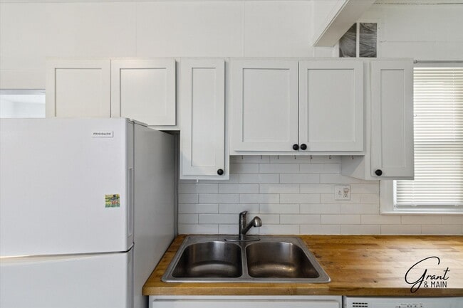Building Photo - $1495 - 4 Bedroom/2 Bath Home in Islandview