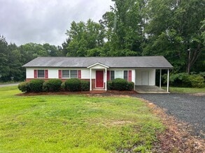Building Photo - 3 Bedroom Ranch Style  House With Carport ...