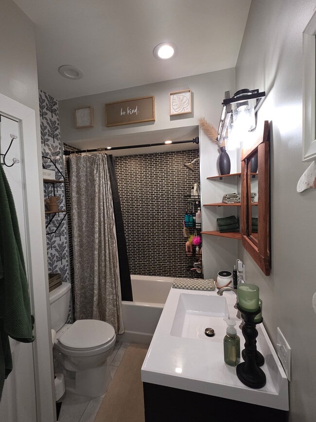 Building Photo - 329 N School Ave