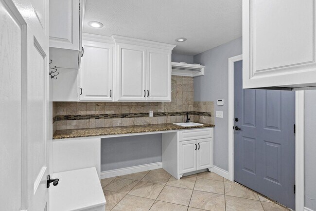 Building Photo - 5 Bedroom Dream Home!