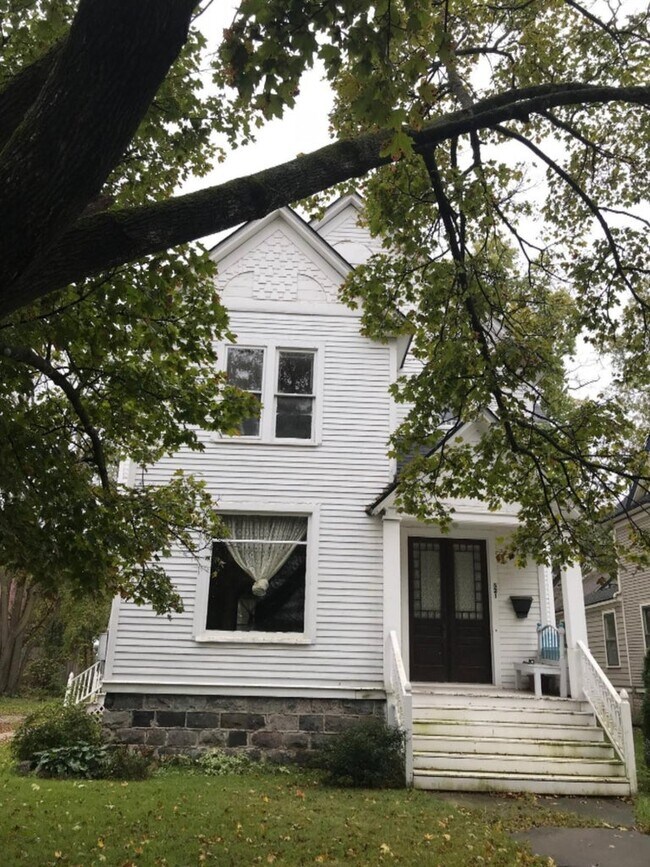 Primary Photo - 521 W Walnut St