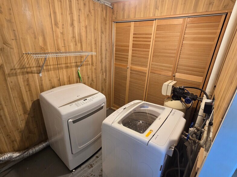 Building Photo - 1820 Mayfield Ave