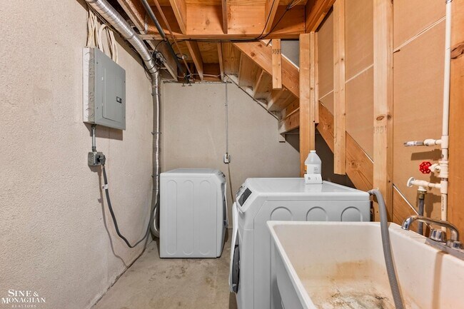 Building Photo - 904 Trombley Rd